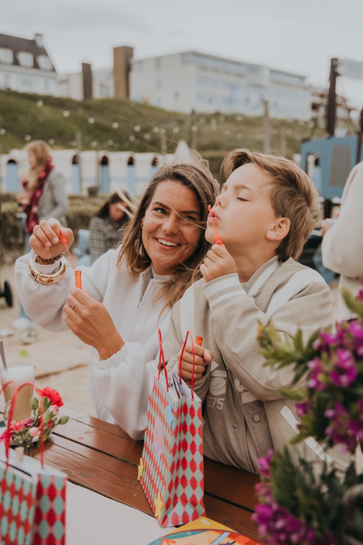 Mama en zoon blazen bubbels samen
